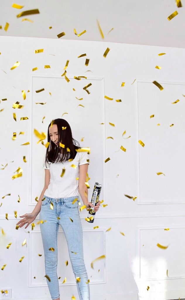 zdjęcie z wyrzuconym konfetti