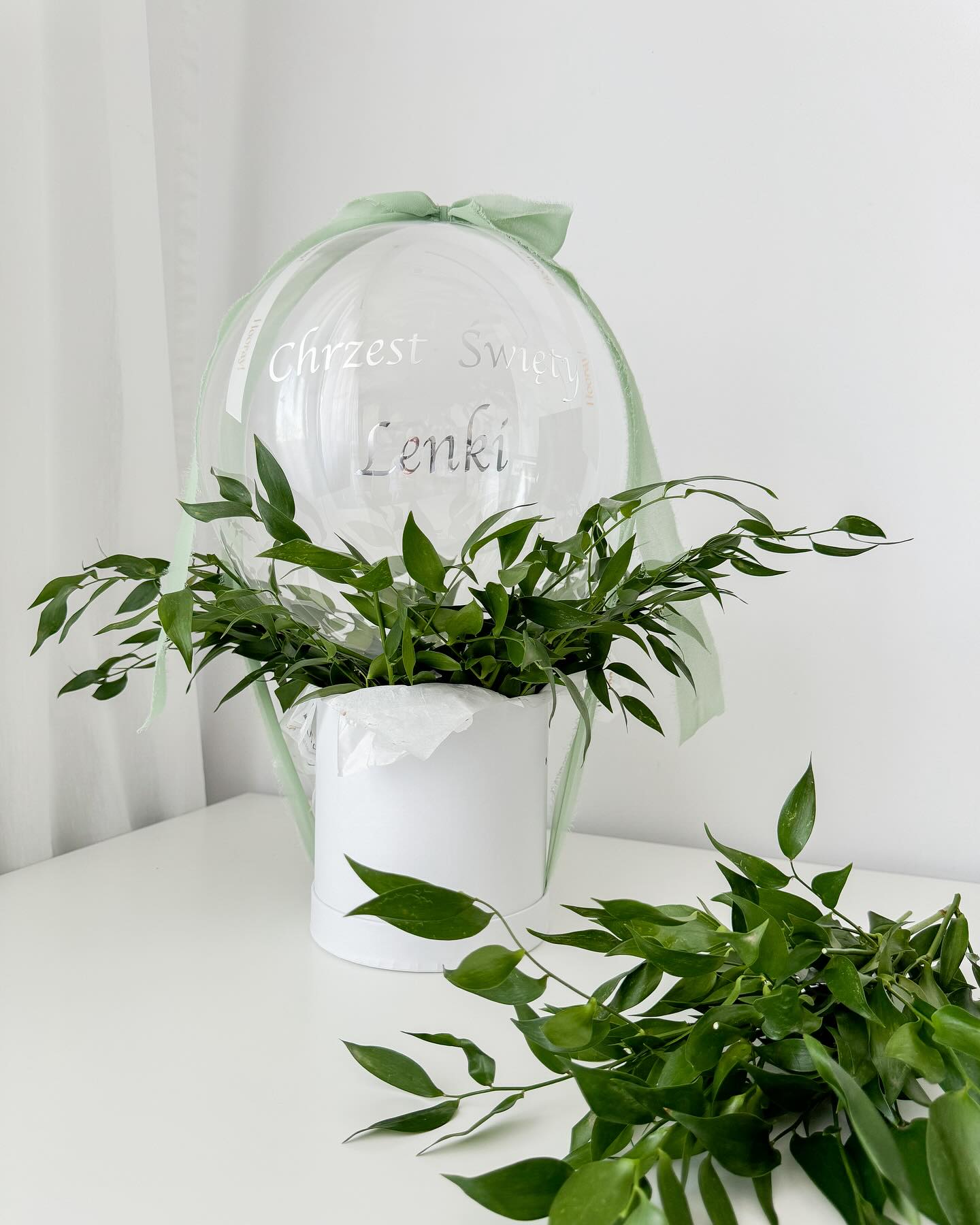 elegancki balon z napisem w pudelku z kwiatami