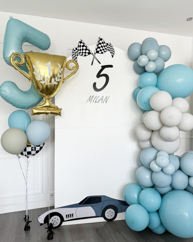 scianka do zdjec na urodziny samochod wyscigowy