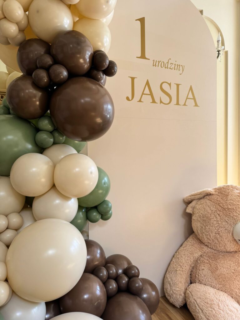 bezowa dekoracja na roczek z misiem