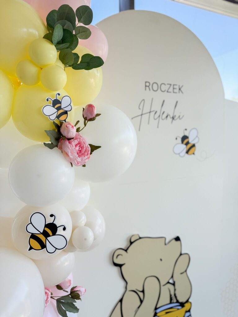 pastelowa scianka kubus puchatek na roczek