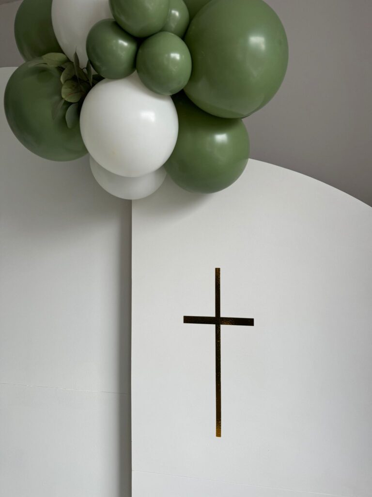 scianka do zdjęc na komunie z eukaliptusem